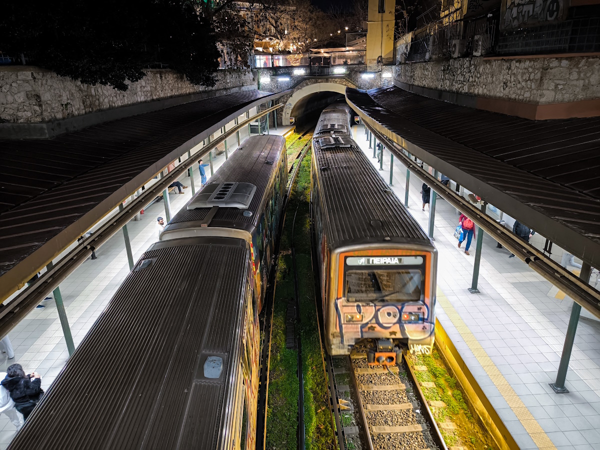 Στιγμιότυπο από τον σταθμό του ΗΣΑΠ στο Μοναστηράκι