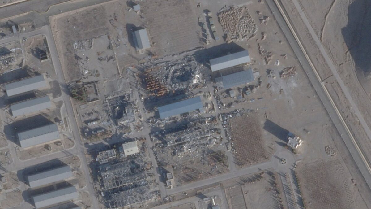 Δορυφορική εικόνα πάνω σε ερείπια του Κέντρου Πυρηνικής Τεχνολογίας Ισφαχάν του Ιράν