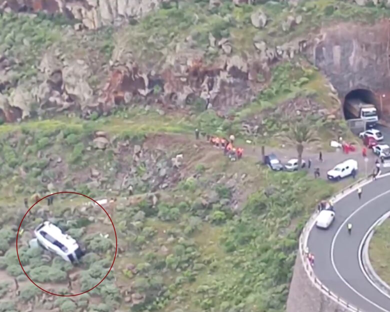 Το λεωφορείο που έπεσε στον γκρεμό