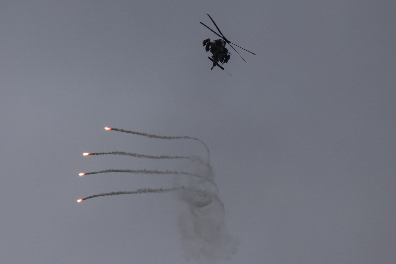 An Israeli helicopter releases flares, near the Israel-Lebanon border, as seen from the Israeli side of the border in northern Israel Ισραηλινό ελικόπτερο Apache απελευθερώνει flares για να μη χτυπηθεί από αντιαεροπορικά βλήματα πάνω από τον νότιο Λίβανο / REUTERS / Florion Goga