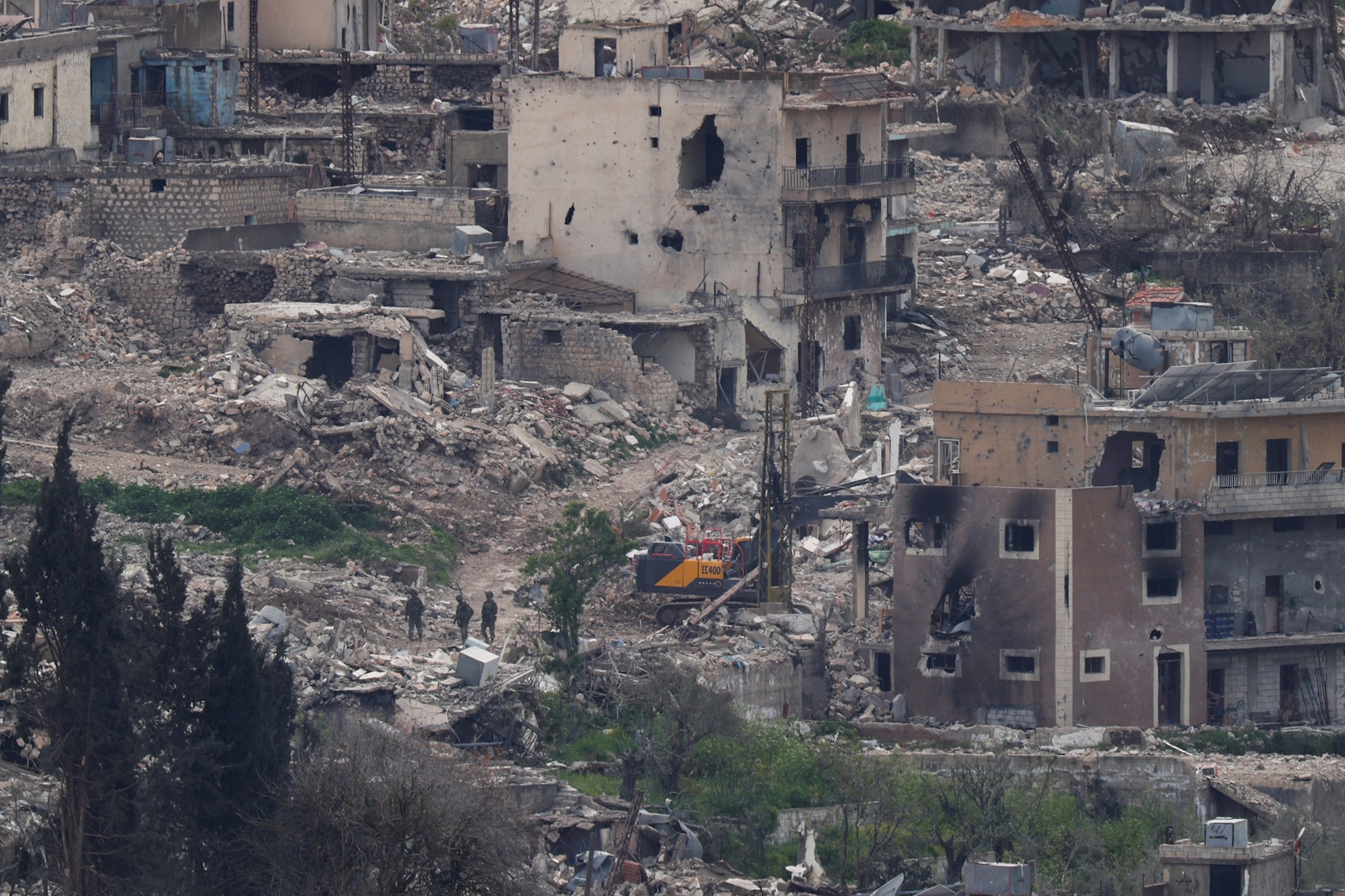 Israeli soldiers stand among destroyed buildings in southern Lebanon, near the Israel-Lebanon border, as seen from the Israeli side of the border in northern Israel Ισραηλινοί στρατιώτες σε περιοχές του νοτίου Λιβάνου που βομβαρδίστηκαν / REUTERS / Florion Goga