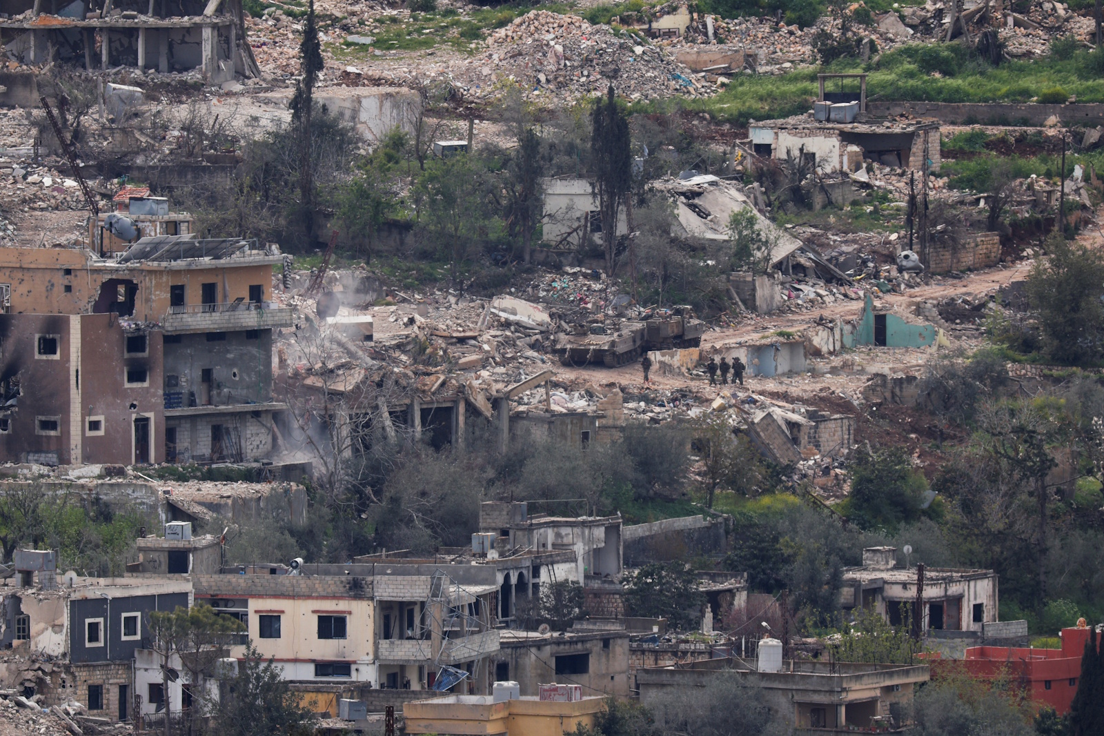 Israeli soldiers walk among destroyed buildings in southern Lebanon, near the Israel-Lebanon border, as seen from the Israeli side of the border in northern Israel Ισραηλινοί στρατιώτες σε περιοχές του νοτίου Λιβάνου που βομβαρδίστηκαν / REUTERS / Florion Goga