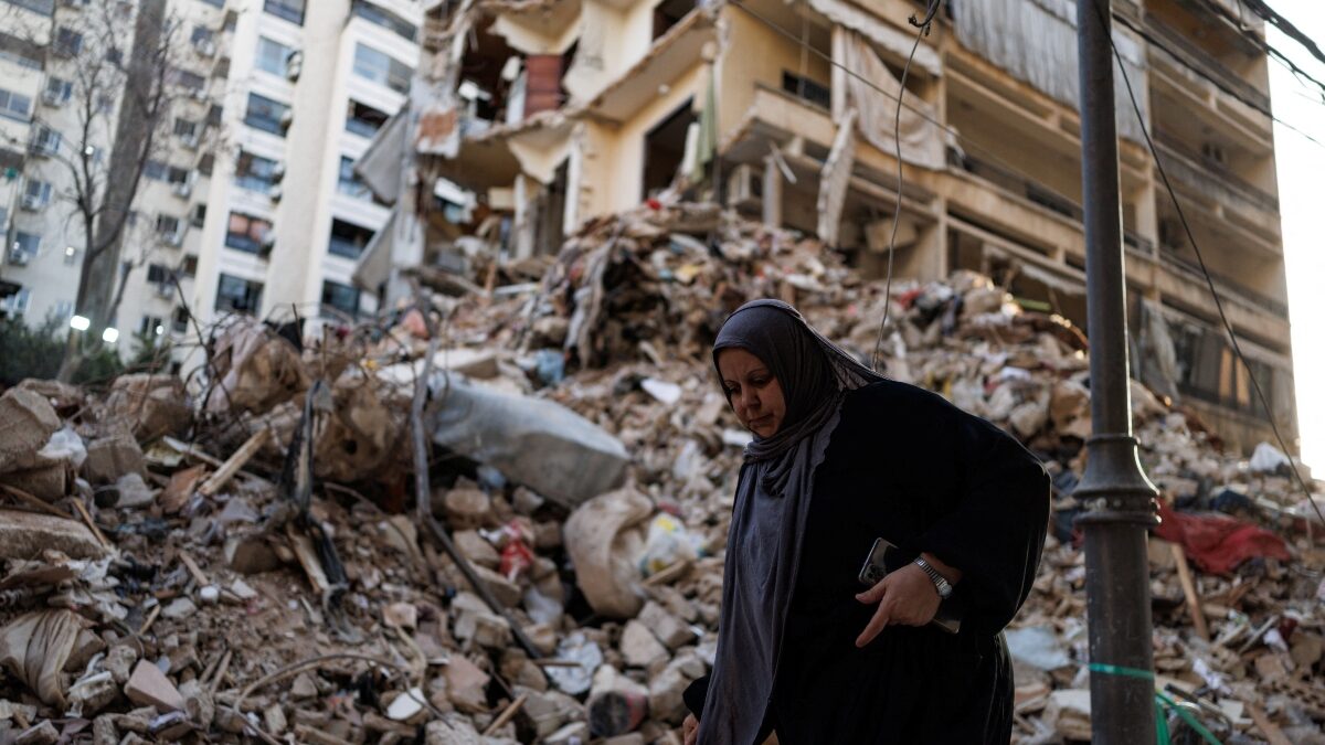 Γυναίκα μπροστά από συντρίμμια στη Βηρυτό
