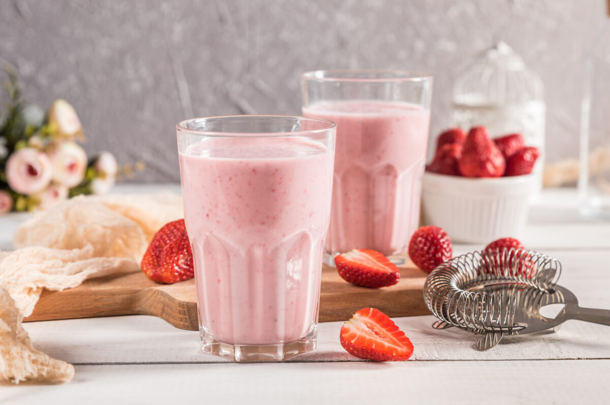 Smoothie με γιαούρτι, τσουρέκι και φράουλες