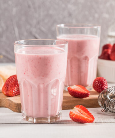 Smoothie με τσουρέκι με φράουλα