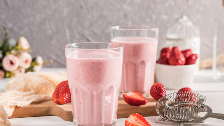 Smoothie με τσουρέκι με φράουλα