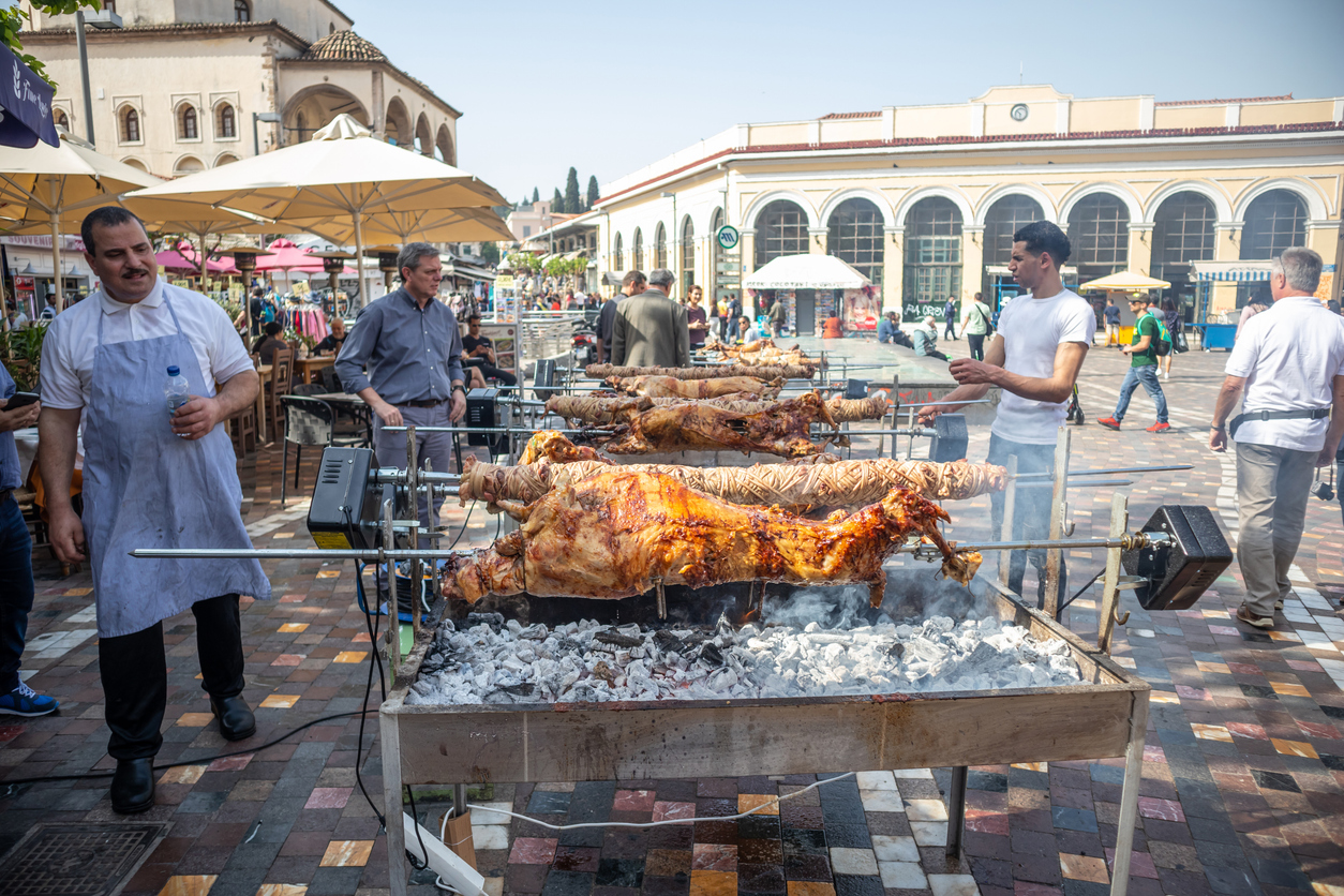 Πάσχα στην Αθήνα: Το έθιμο της σούβλας επιστρέφει