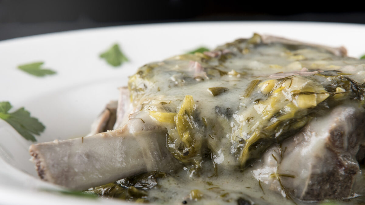 Αρνί λεμονάτο με χόρτα