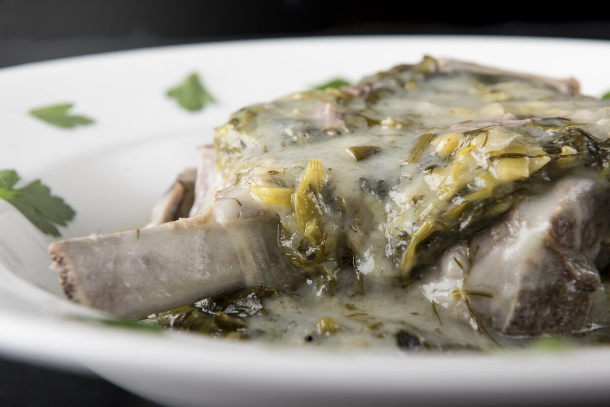 Αρνί λεμονάτο με χόρτα