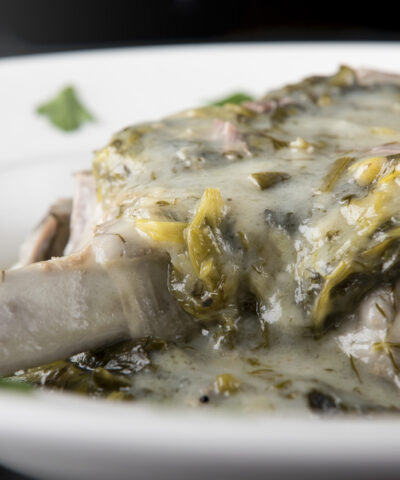 Αρνί λεμονάτο με χόρτα