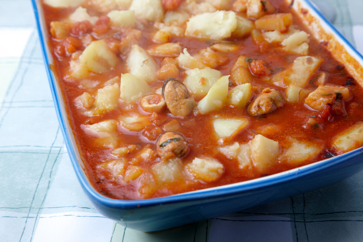 Συνταγή για μύδια κοκκινιστά με πατάτες