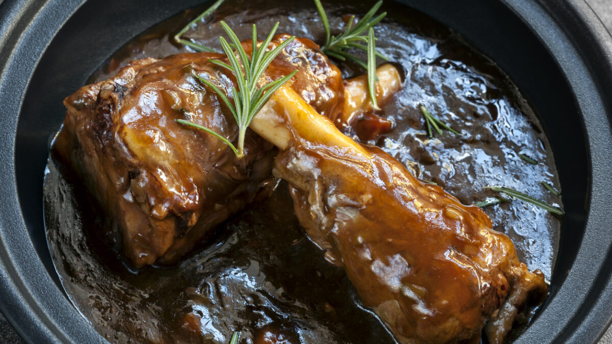 Αρνίσιο κότσι σε σάλτσα