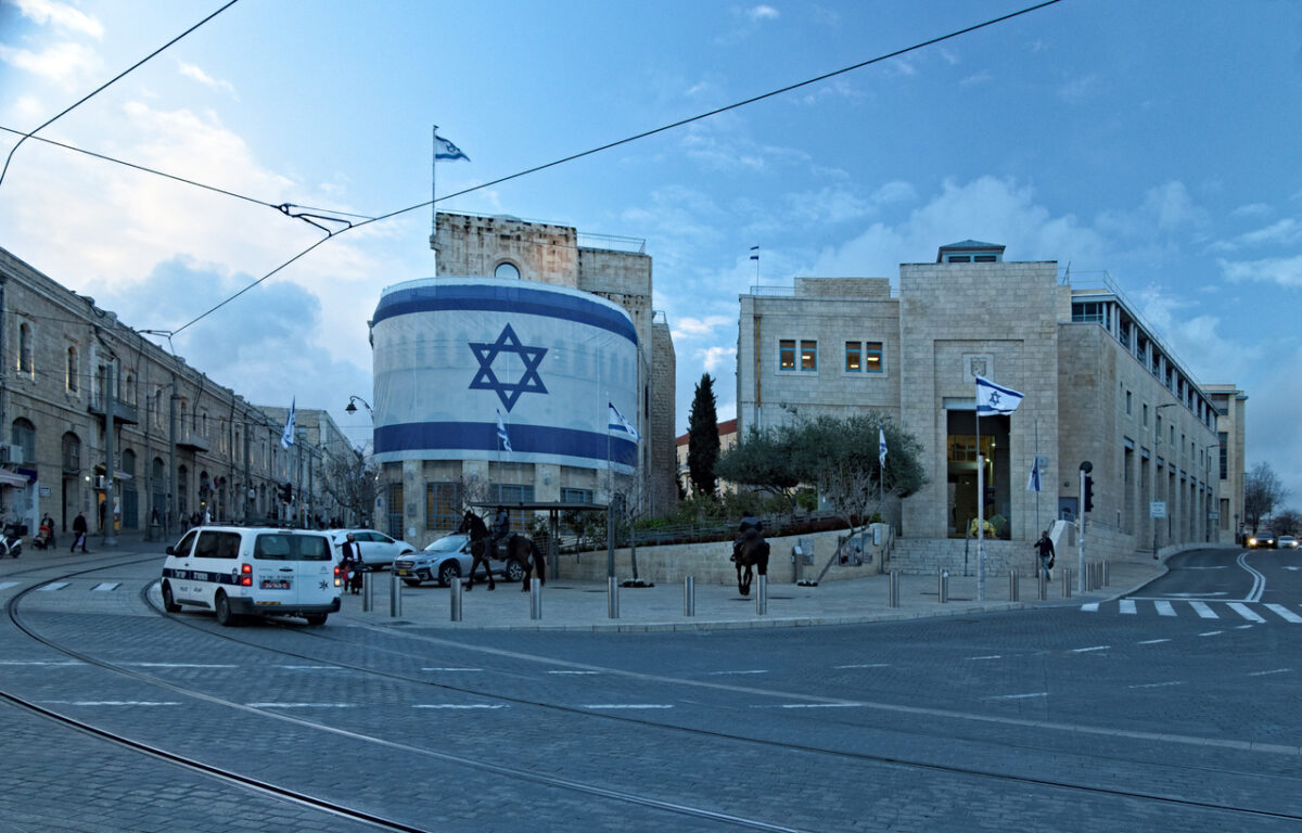 Ο κεντρικός τραπεζίτης του Ισραήλ ελπίζει σε τέλος του πολέμου μετά την υποβάθμιση του στόχου ανάπτυξης σε 3,8% από 5,2%