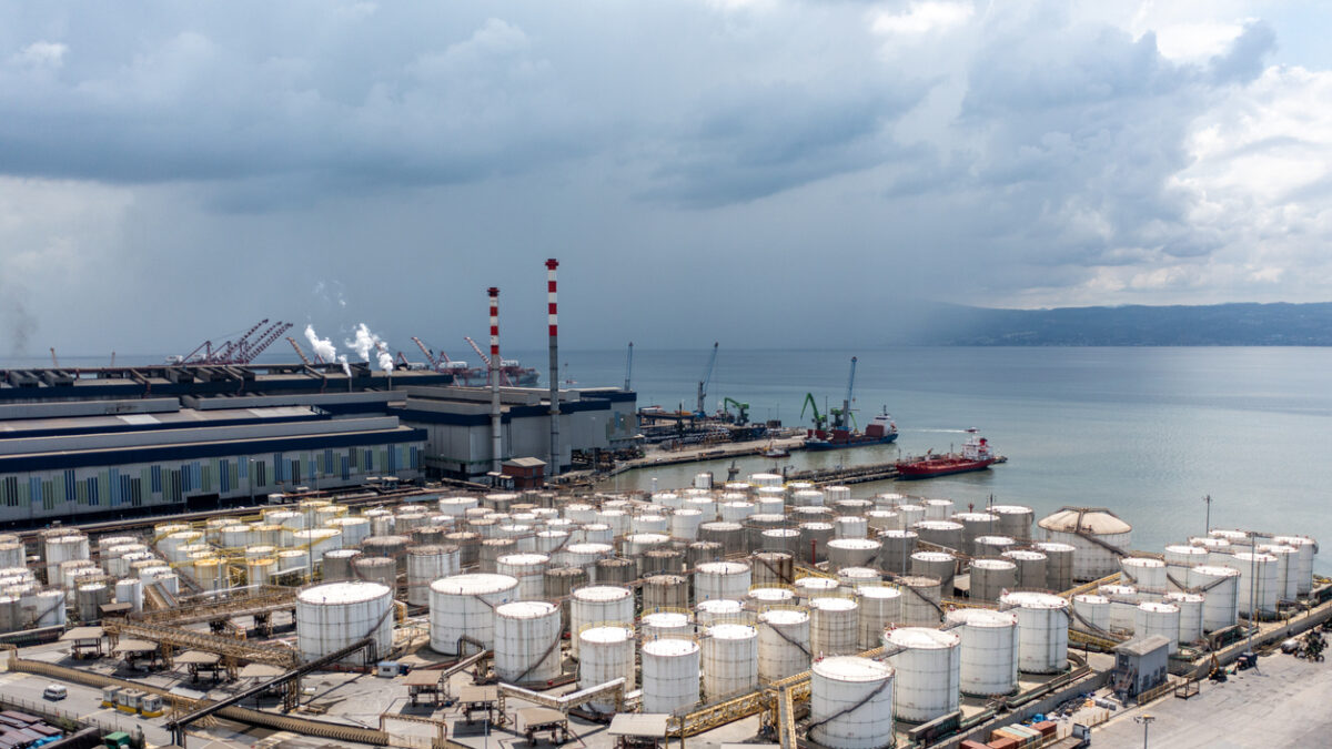 Oil and gas refinery storage tank and Detail of equipment oil pipeline steel with valve for industrail petroleum