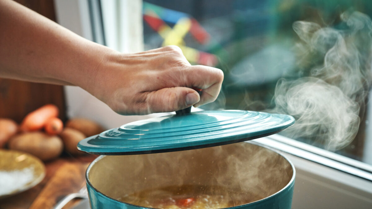 Λεμονάτη φασολάδα και πένες με κιμά και πικάντικο γιαούρτι ξεχωρίζουν στο μενού της επόμενης εβδομάδας