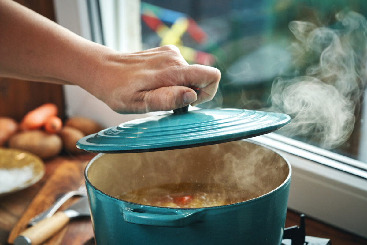 Λεμονάτη φασολάδα και πένες με κιμά και πικάντικο γιαούρτι ξεχωρίζουν στο μενού της επόμενης εβδομάδας