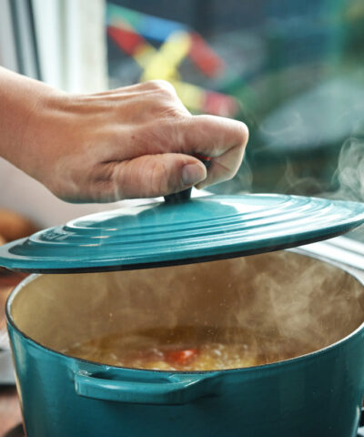 Λεμονάτη φασολάδα και πένες με κιμά και πικάντικο γιαούρτι ξεχωρίζουν στο μενού της επόμενης εβδομάδας