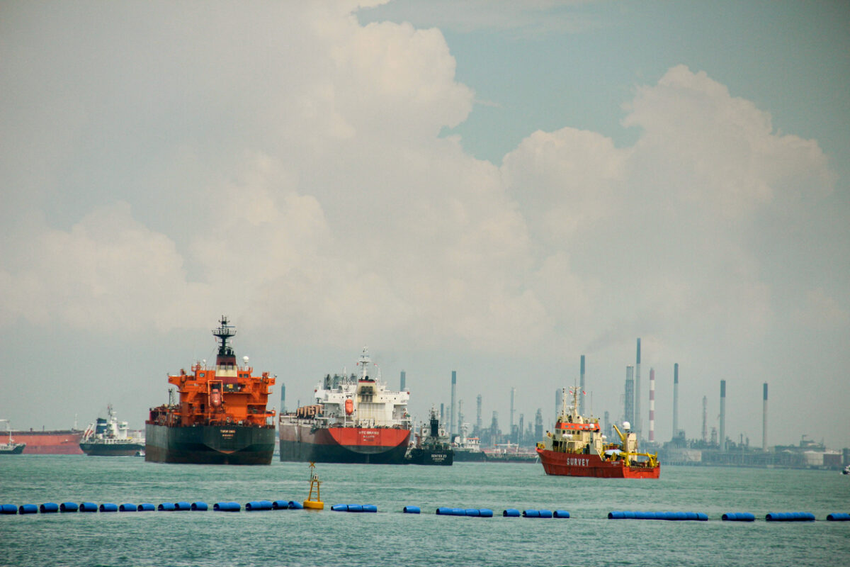 Στα Στενά του Ορμούζ επικρατεί χάος: Οι αγορές είναι κλειστές αλλά οι παλινωδίες και η ένταση αυξάνουν το ρίσκο