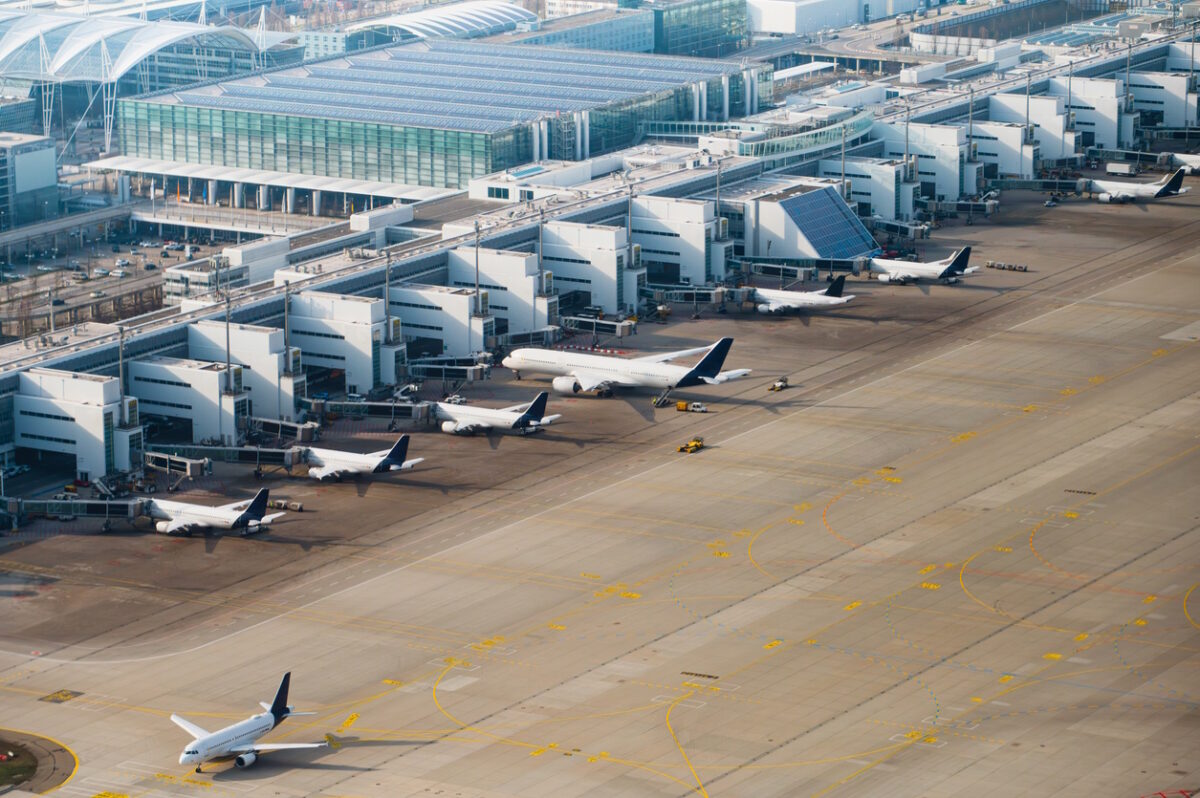 Οι αεροπορικές εταιρείες κόβουν ταξίδια και καθηλώνουν πτήσεις για να αντιμετωπίσουν την εκτόξευση του κόστους καυσίμων