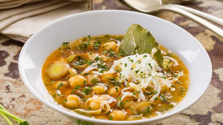 Συνταγή για ρεβίθια λεμονάτα με πράσο στην κατσαρόλα