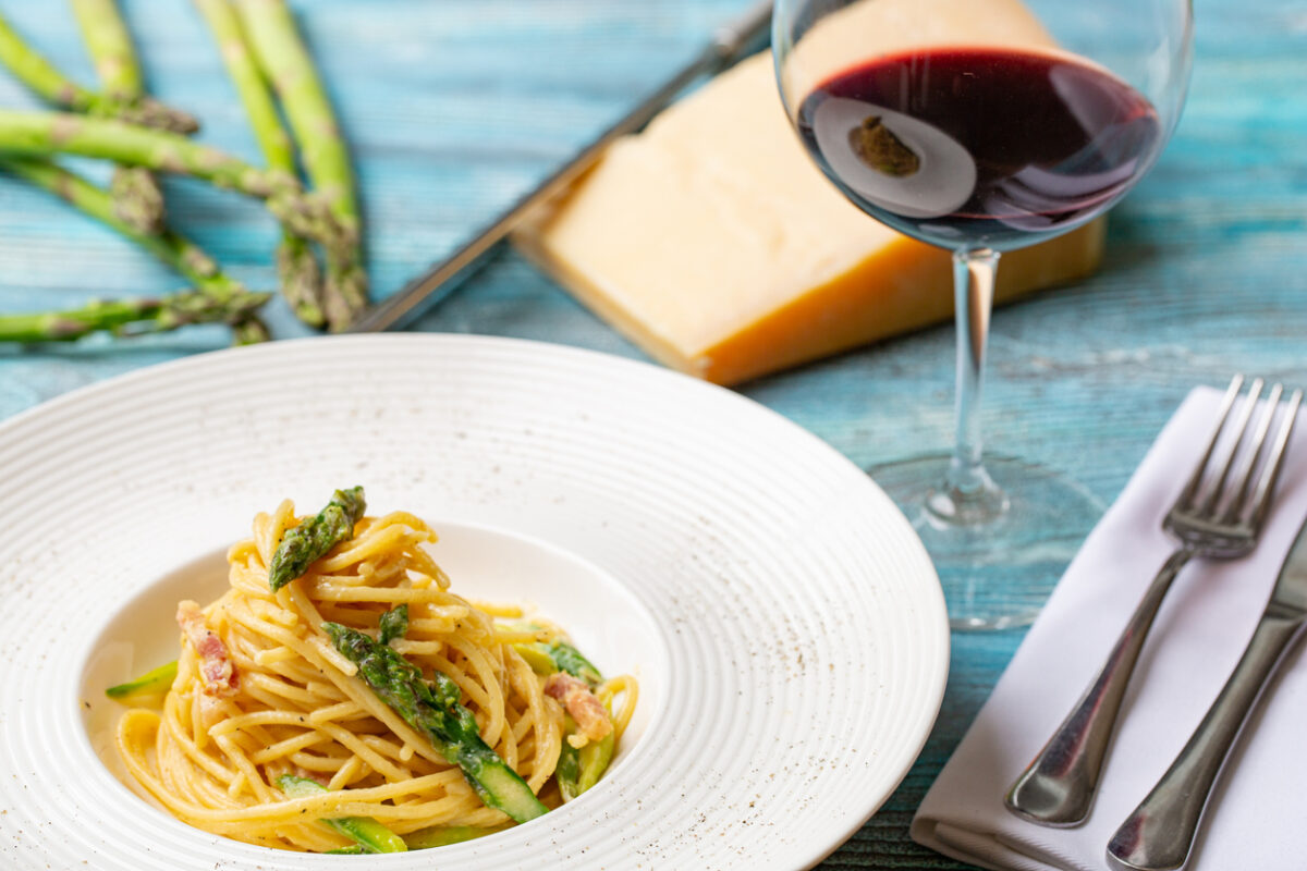 Carbonara με σπαράγγια