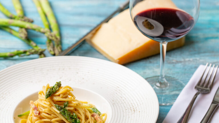 Carbonara με σπαράγγια