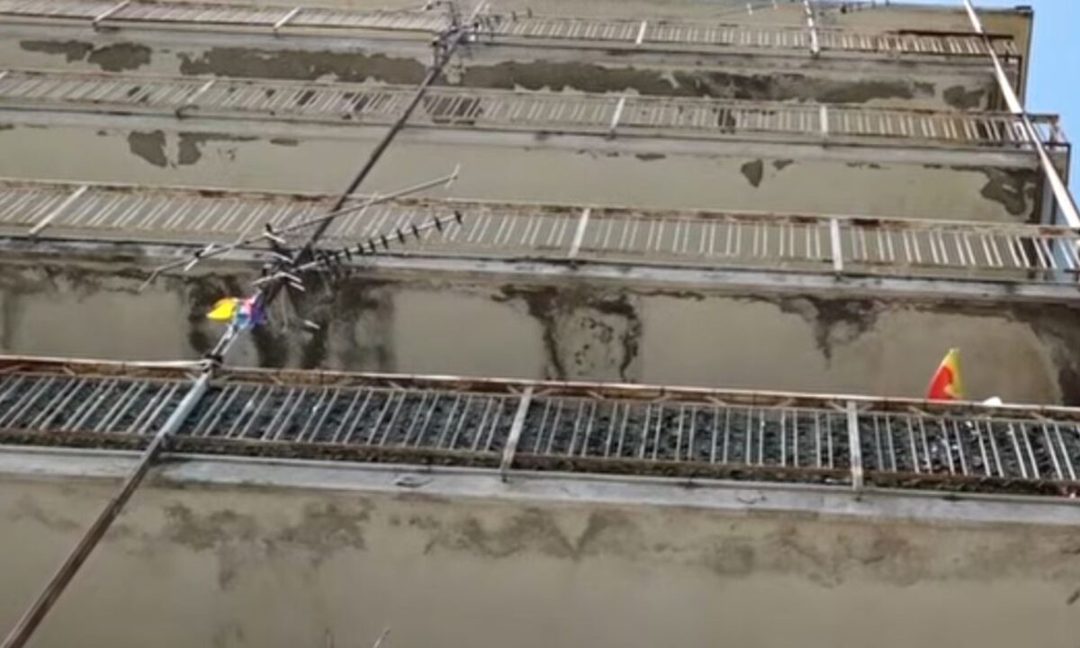 Ιταλία: Πέταξε τα παιδιά της από τον 3ο όροφο και βούτηξε στο κενό - 3 νεκροί, μάχη για τη ζωή της δίνει η μία κόρη της