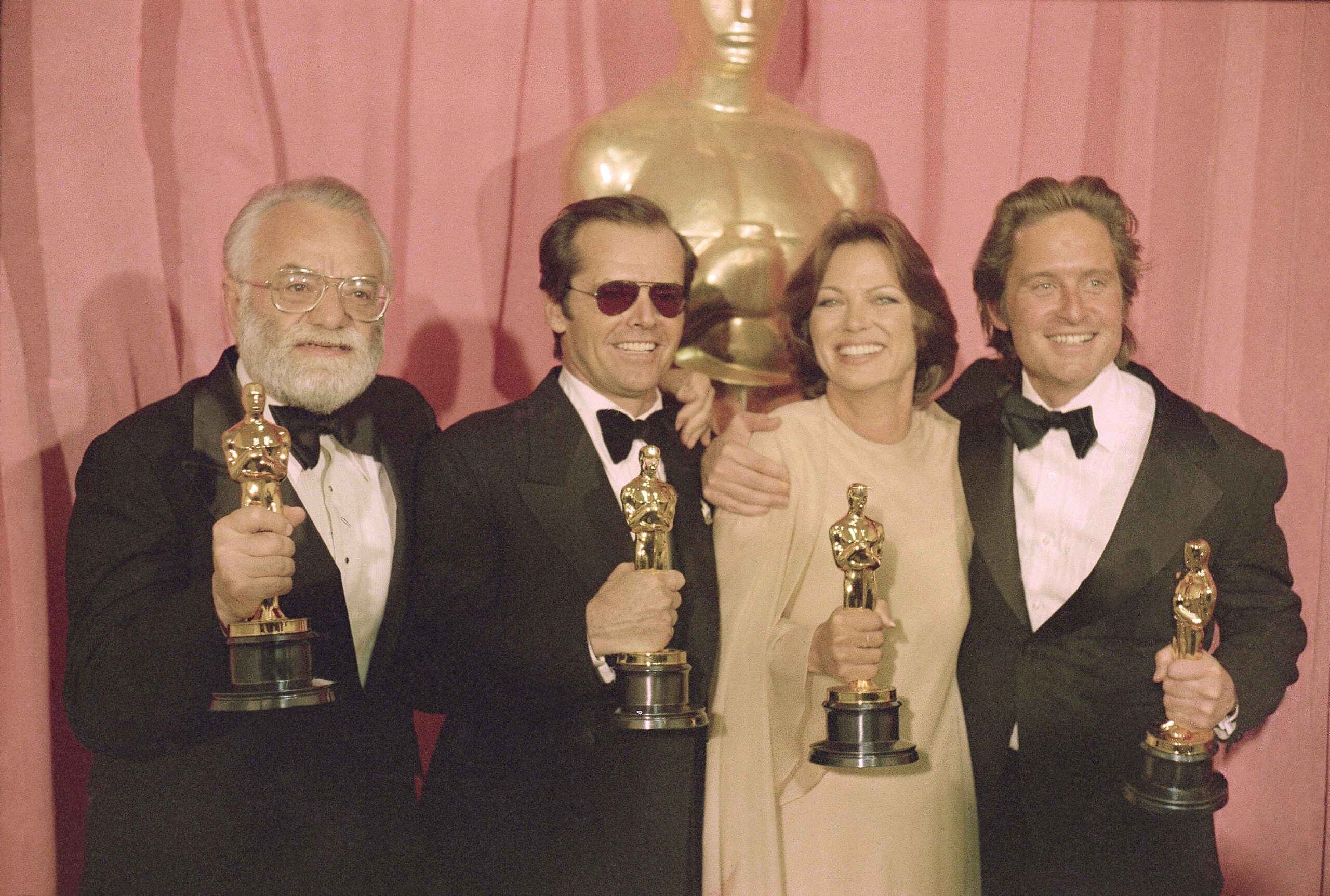 Μέλη του καστ και του συνεργείου της ταινίας «Στη Φωλιά του Κούκου» που κέρδισε τα Όσκαρ καλύτερου ηθοποιού, καλύτερης ηθοποιού και καλύτερης ταινίας, από αριστερά: ο συμπαραγωγός Σολ Ζάεντς, ο ηθοποιός Τζακ Νίκολσον, η ηθοποιός Λουίζ Φλέτσερ και ο συμπαραγωγός Μάικλ Ντάγκλας, κατά τη διάρκεια της τελετής των Όσκαρ στις 30 Μαρτίου 1976