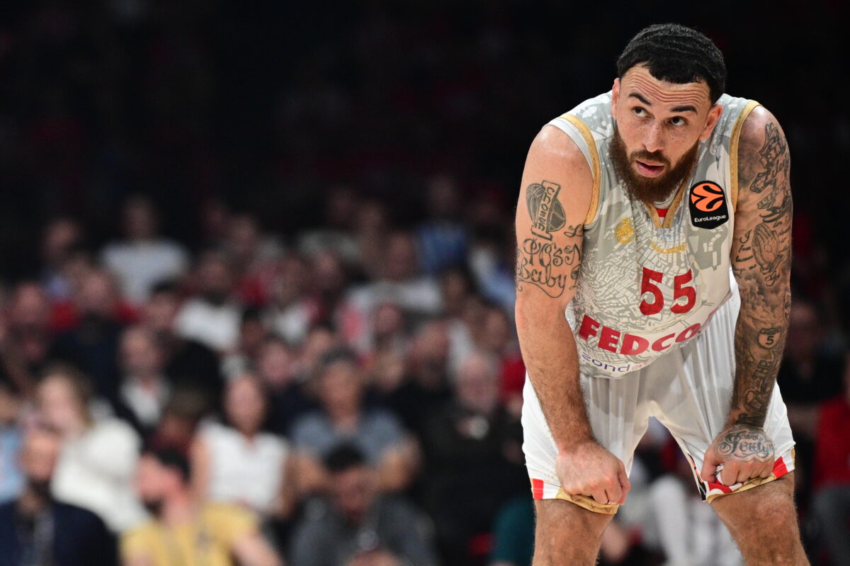 Ολυμπιακός - Μονακό: Αποβολή και χειρονομία από τον Μάικ Τζέιμς μετά από δύο τεχνικές ποινές στο ΣΕΦ