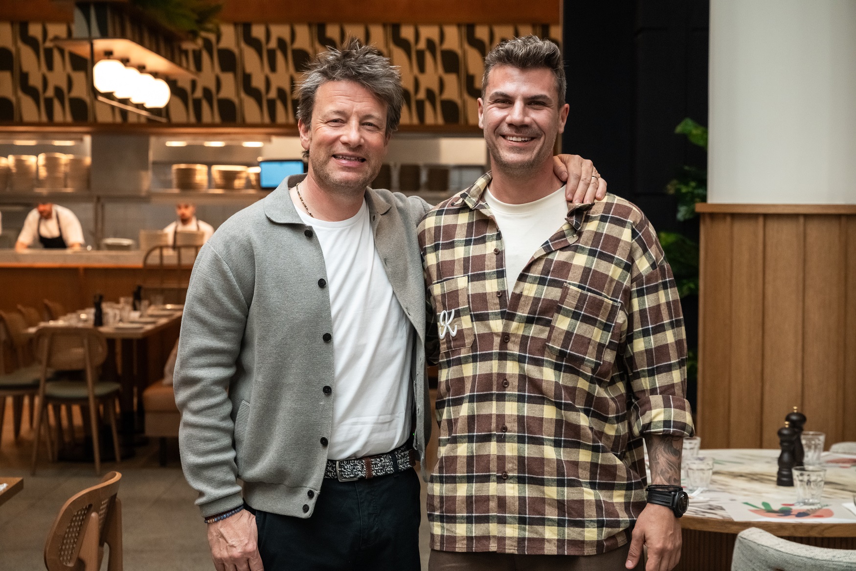 Μαζί με τον Άκη Πετρετζίκη συζήτησαν για τις κουζίνες του κόσμου, τη σημασία της πρώτης ύλης και για τη θέση της Ελλάδας στον παγκόσμιο γαστρονομικό χάρτη.