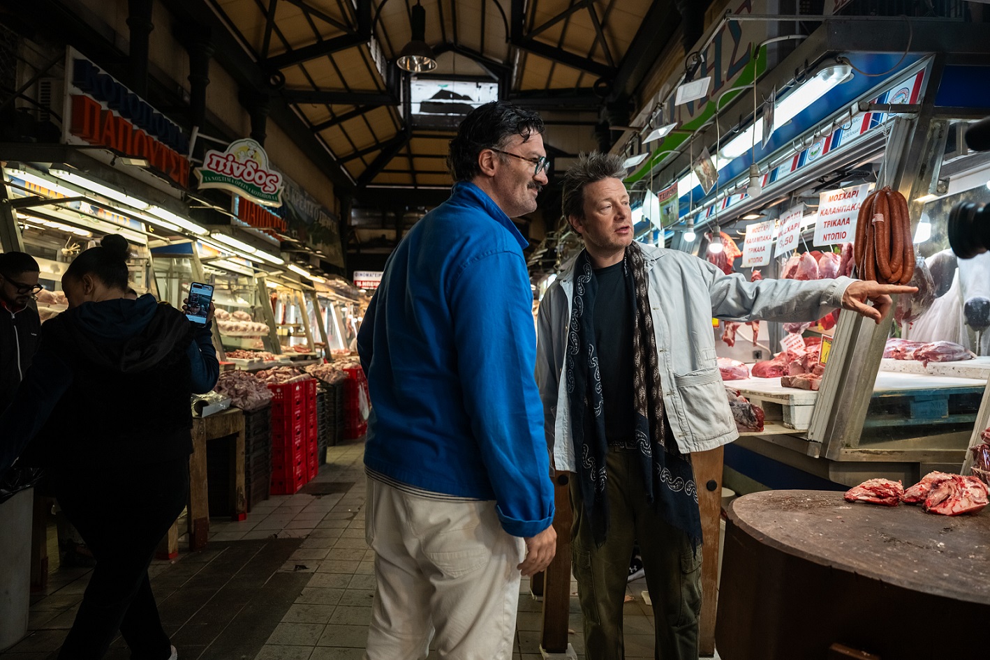 O Jamie Oliver μαζί με τον Γιώργο Παπακώστα στη Βαρβάκειο.