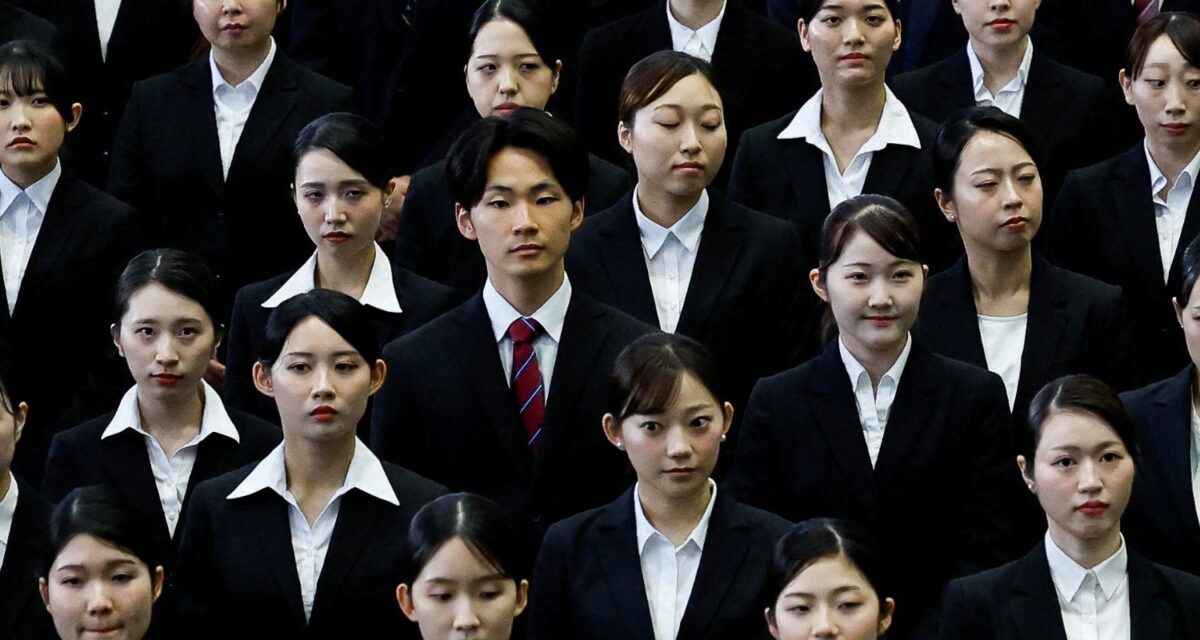 Τόκιο: Εργαζόμενοι αλλάζουν τα κοστούμια με βερμούδες στο γραφείο, για να μειωθεί το κόστος ενέργειας