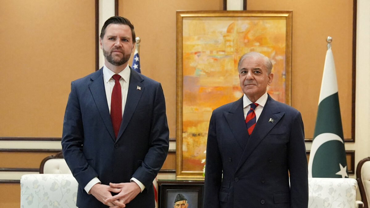 Ο αντιπρόεδρος των ΗΠΑ / Τζέι Ντι Βανς με τον πρωθυπουργό του Πακιστάν Σαμπάζ Σαρίφ