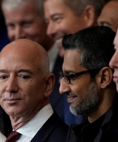 Ο Jeff Bezos (πρώτος αριστερά) και ο Elon Musk (τελευταίος δεξιά)