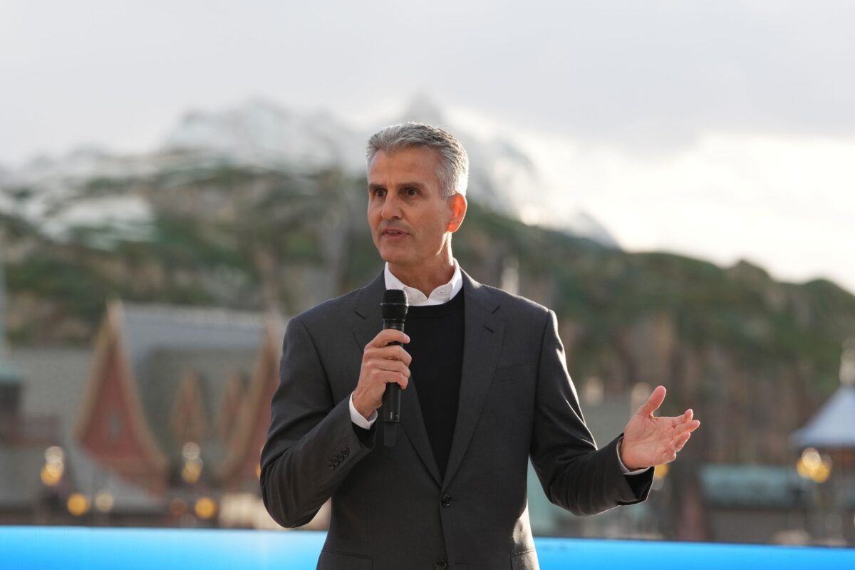 Η Disney ρίχνει τον μπαλάκι στο CEO της για τον Τζίμι Κίμελ: «Εκείνος θα αποφασίσει αν θα απολυθεί»