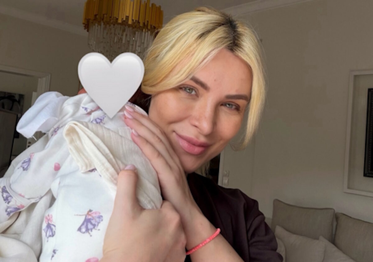 Η Κατερίνα Καινούργιου αγκαλιά με την κόρη της