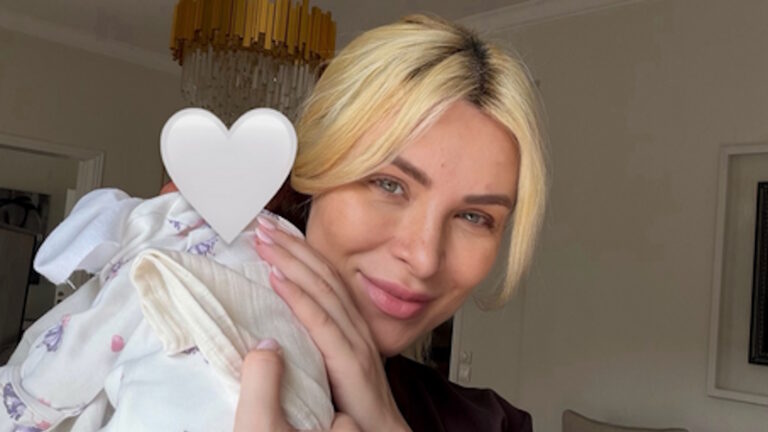 Η Κατερίνα Καινούργιου αγκαλιά με την κόρη της