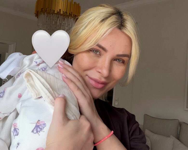 Η Κατερίνα Καινούργιου αγκαλιά με την κόρη της