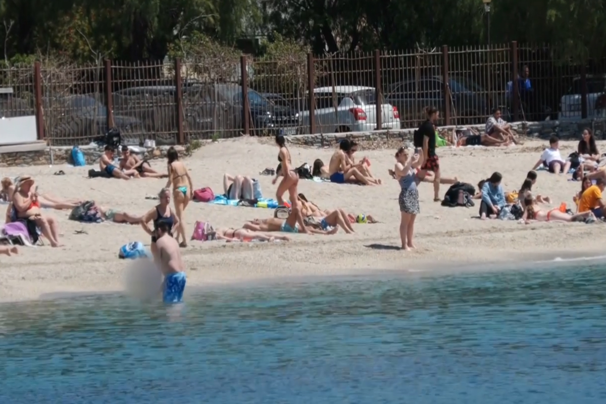 Καιρός: Οι πρώτες βουτιές για τους Αθηναίους, σκηνικό «Ιουλίου», πού «άγγιξε» τριαντάρι η θερμοκρασία