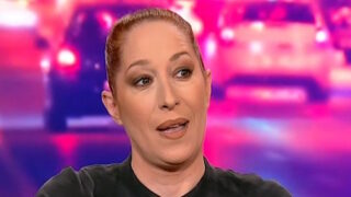 Η Κόρα Καρβούνη κατά τη διάρκεια της συνέντευξης