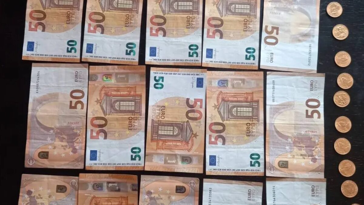 Οι χρυσές λίρες και τα μετρητά