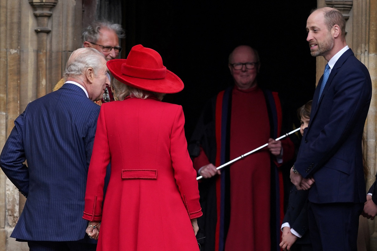 Ο βασιλιάς Κάρολος και η βασίλισσα Καμίλα μαζί με τον πρίγκιπα Γουίλιαμ