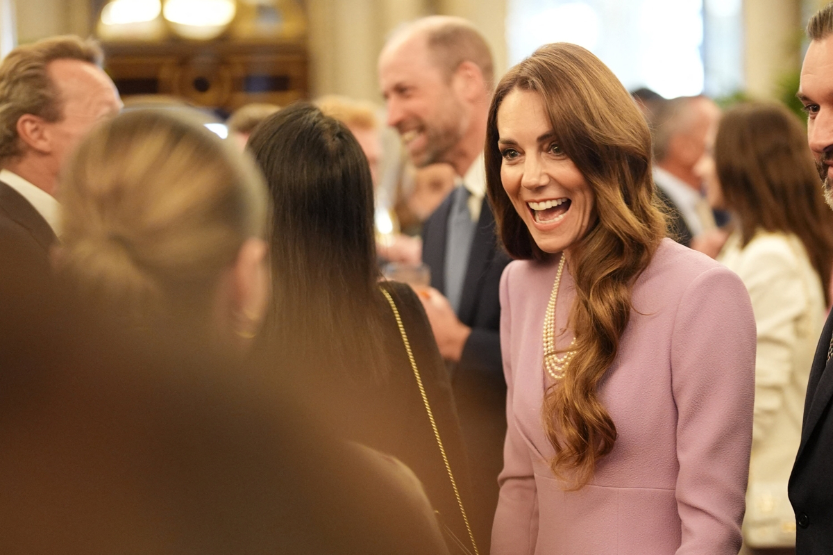 Η συγκινητική στιγμή της Κέιτ Μίντλετον με έναν ηλικιωμένο άνδρα που εκπλήρωσε την τελευταία επιθυμία της συζύγου του στο Μπάκιγχαμ