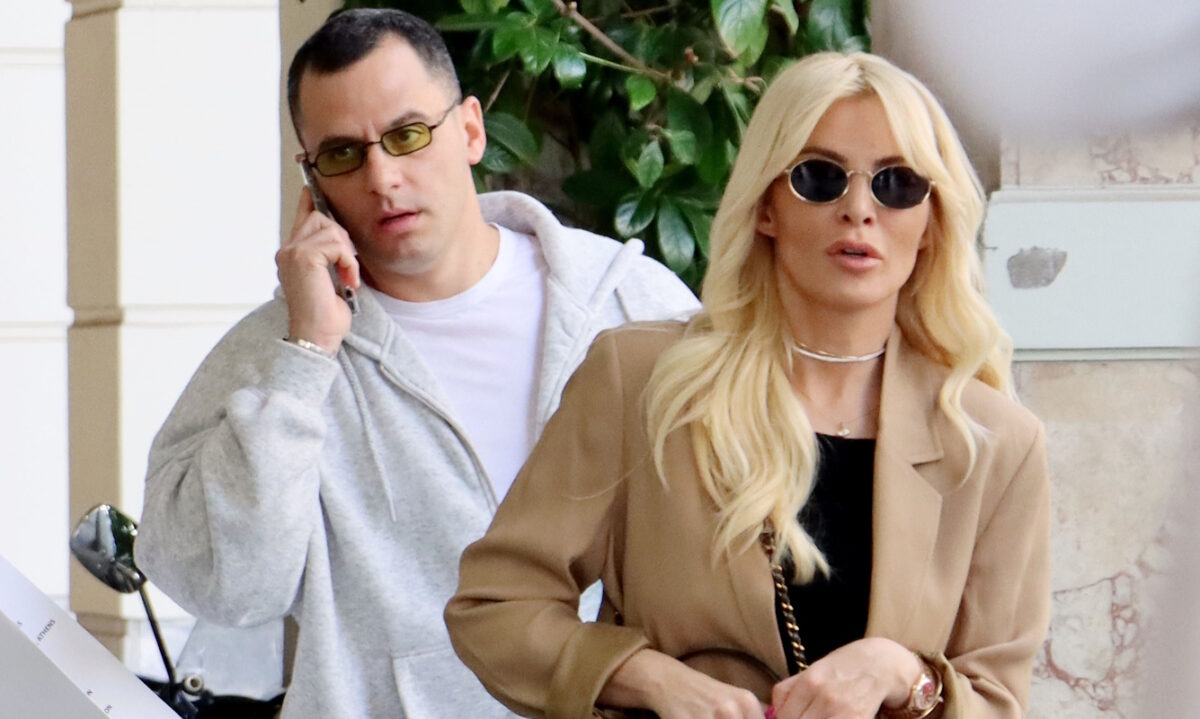 Ο Παναγιώτης Κουτσουμπής είναι ξετρελαμένος με την κόρη του - Κυκλοφορεί με μπλούζα που γράφει «daddy»