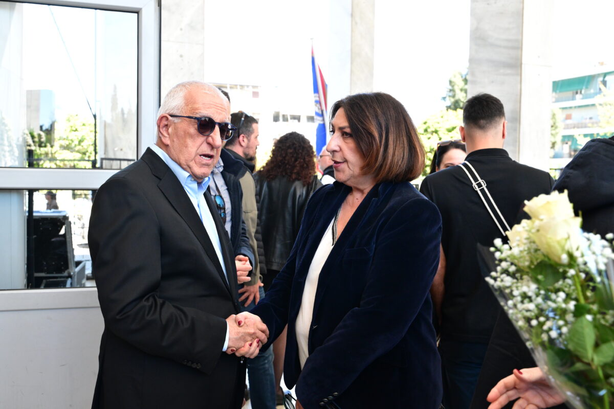 Πολιτική κηδεία του Βασίλη Ρίζου, γιου της πρώην υπουργού και βουλευτή της Νέας Αριστεράς Θεανώς Φωτίου, από το Α' Νεκροταφείο της Αθήνας, Μεγάλη Τετάρτη 8 Απριλίου 2026. Ο 48χρονος Βασίλης Ρίζος πέθανε, έπειτα από ανακοπή καρδιάς. (ΤΑΤΙΑΝΑ ΜΠΟΛΑΡΗ