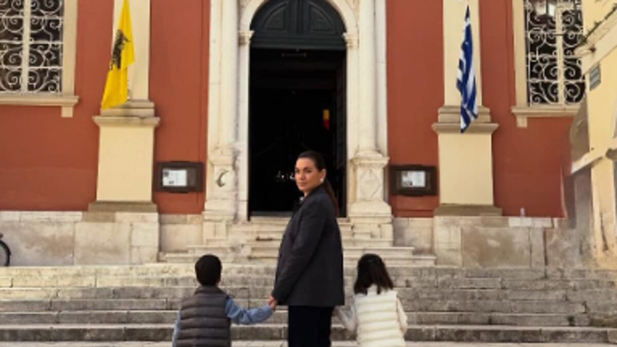 Η Όλγα Κεφαλογιάννη με τα παιδιά της