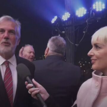 Ο δήμαρχος Κεντρικής Κέρκυρας Στέφανος Πουλημένος με τη δημοσιογράφο του Start TV