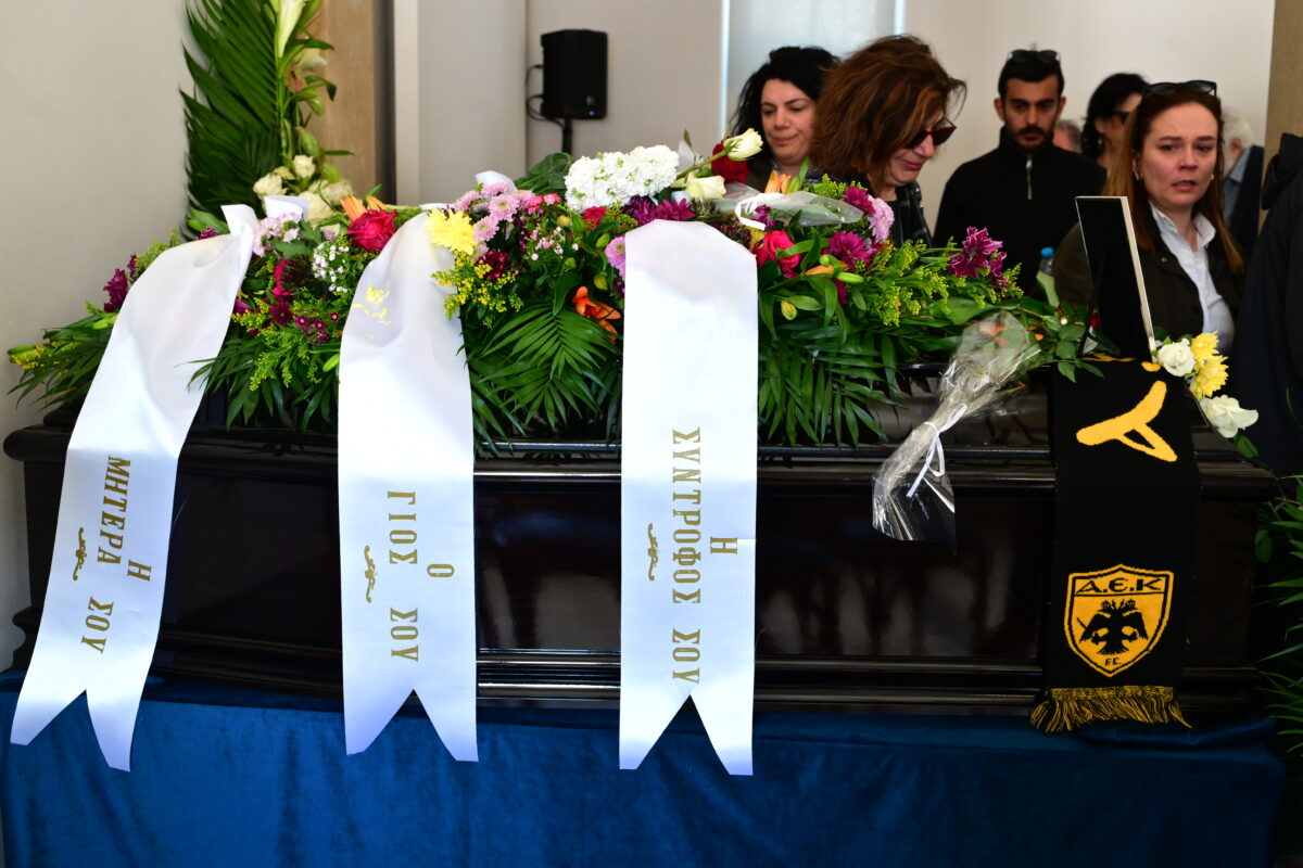 Πολιτική κηδεία του Βασίλη Ρίζου, γιου της πρώην υπουργού και βουλευτή της Νέας Αριστεράς Θεανώς Φωτίου, από το Α' Νεκροταφείο της Αθήνας, Μεγάλη Τετάρτη 8 Απριλίου 2026. Ο 48χρονος Βασίλης Ρίζος πέθανε, έπειτα από ανακοπή καρδιάς. (ΤΑΤΙΑΝΑ ΜΠΟΛΑΡΗ