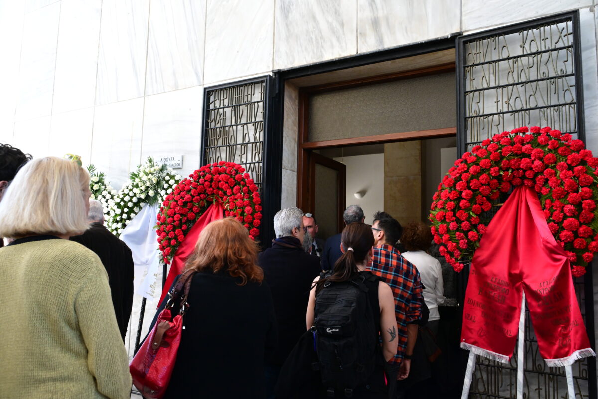 Πολιτική κηδεία του Βασίλη Ρίζου, γιου της πρώην υπουργού και βουλευτή της Νέας Αριστεράς Θεανώς Φωτίου, από το Α' Νεκροταφείο της Αθήνας, Μεγάλη Τετάρτη 8 Απριλίου 2026. Ο 48χρονος Βασίλης Ρίζος πέθανε, έπειτα από ανακοπή καρδιάς. (ΤΑΤΙΑΝΑ ΜΠΟΛΑΡΗ