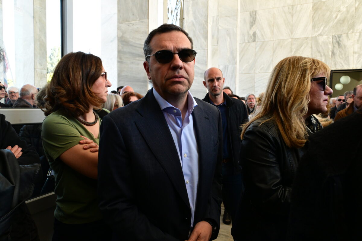 Πολιτική κηδεία του Βασίλη Ρίζου, γιου της πρώην υπουργού και βουλευτή της Νέας Αριστεράς Θεανώς Φωτίου, από το Α' Νεκροταφείο της Αθήνας, Μεγάλη Τετάρτη 8 Απριλίου 2026. Ο 48χρονος Βασίλης Ρίζος πέθανε, έπειτα από ανακοπή καρδιάς. (ΤΑΤΙΑΝΑ ΜΠΟΛΑΡΗ